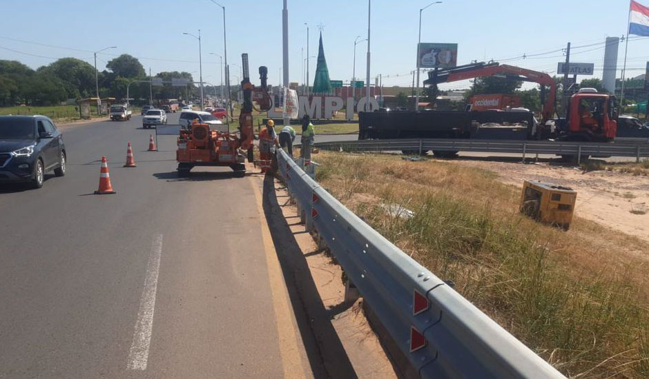 Mejoramiento de seguridad vial en varios tramos de la red de carreteras. Lote 1: Zonas laterales seguras. Provisión, instalación y mantenimiento de barandas.