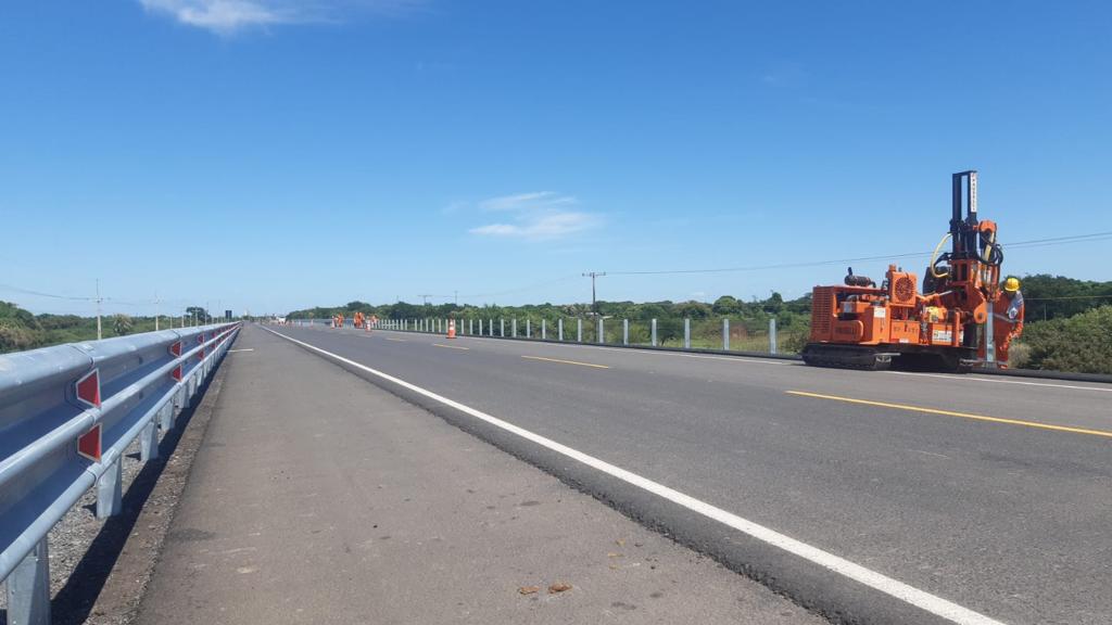 Mejoramiento de seguridad vial en varios tramos de la red de carreteras. Lote 1: Zonas laterales seguras. Provisión, instalación y mantenimiento de barandas.